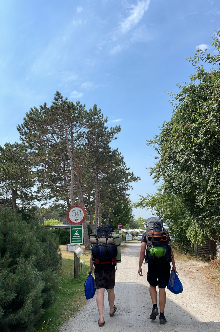 Vandre med rygsæk på campingplads
