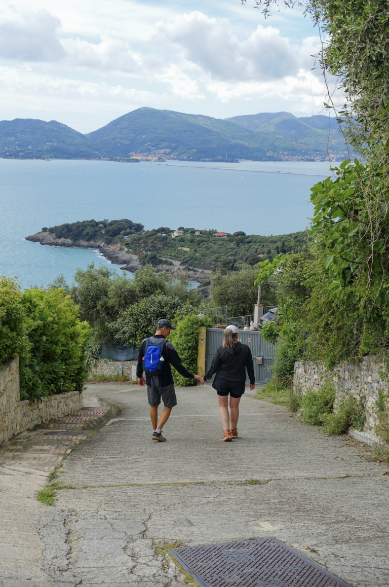 To mennesker går tur og holder i hånden